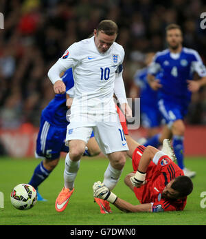 Englands Wayne Rooney (links) verquillt während des UEFA-EM-Qualifikationsspiel 2016 im Wembley Stadium, London, mit dem San-marinesischen Torwart Aldo Simoncini (rechts). Stockfoto