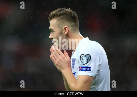 Englands Calum Chambers während des UEFA-Eurospiel 2016 im Wembley-Stadion, London. DRÜCKEN SIE VERBANDSFOTO. Bilddatum: Donnerstag, 9. Oktober 2014. Siehe PA Story SOCCER England. Der Bildnachweis sollte Mike Egerton/PA Wire lauten. Die Nutzung unterliegt FA-Beschränkungen. Kommerzielle Nutzung nur mit vorheriger schriftlicher Zustimmung des FA. Keine Bearbeitung außer Zuschneiden. Rufen Sie +44 (0)1158 447447 an, oder besuchen Sie www.paphotos.com/info/, um alle Einschränkungen und weitere Informationen zu erhalten. Stockfoto