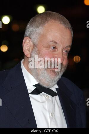 Der Regisseur des Films Mike Leigh kommt zur britischen Premiere von Vera Drake am Odeon Leicester Square im Zentrum von London. Die Premiere markiert die Eröffnung des 58. Jährlichen London Film Festivals der Times BFI. PA Foto : Yui Mok Stockfoto