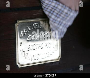 Reinigung einer Plakette auf dem Deck der HMS Victory auf dem Marinestützpunkt Portsmouth anlässlich des 199. Jahrestages des Sieges von Admiral Lord Nelson in der Schlacht von Trafalgar. Der zentrale Akt der Gedenkfeier war die Anlegung eines Lorbeerkranzes durch den zweiten Seegord-Vizeadmiral Sir James Burnell-Nugent an der Stelle, an der Admiral Nelson fiel, als er im Kampf angeschossen wurde. Stockfoto