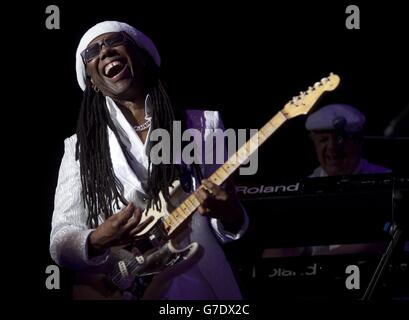 Der Musiker Nile Rodgers tritt im IndigO2 in London auf, bevor er den SCHICKEN Classic Le Freak Remix mit Rudimental und GoThinkBig lanciert – eine Initiative zur Berufserfahrung, die von O2 und Bauer Media ins Leben gerufen wurde. DRÜCKEN Sie VERBANDSFOTO. Bilddatum: Donnerstag, 9. Oktober 2014. GoThinkBig bietet jungen Menschen im ganzen Land die Möglichkeit, ihrer Supergruppe beizutreten. Nile, Rudimental und GoThinkBig haben 100 junge Menschen für die Wiederveröffentlichung von Le Freaks gewonnen, fast 40 Jahre nachdem es zum ersten Mal in den US- und UK-Charts Platz eins war. Bildnachweis sollte lauten: David Parry/PA Wire Stockfoto