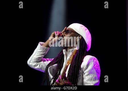 Der Musiker Nile Rodgers tritt im IndigO2 in London auf, bevor er den SCHICKEN Classic Le Freak Remix mit Rudimental und GoThinkBig lanciert – eine Initiative zur Berufserfahrung, die von O2 und Bauer Media ins Leben gerufen wurde. DRÜCKEN Sie VERBANDSFOTO. Bilddatum: Donnerstag, 9. Oktober 2014. GoThinkBig bietet jungen Menschen im ganzen Land die Möglichkeit, ihrer Supergruppe beizutreten. Nile, Rudimental und GoThinkBig haben 100 junge Menschen für die Wiederveröffentlichung von Le Freaks gewonnen, fast 40 Jahre nachdem es zum ersten Mal in den US- und UK-Charts Platz eins war. Bildnachweis sollte lauten: David Parry/PA Wire Stockfoto