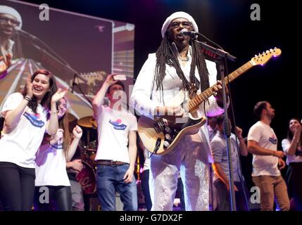 Der Musiker Nile Rodgers tritt im IndigO2 in London auf, bevor er den SCHICKEN Classic Le Freak Remix mit Rudimental und GoThinkBig lanciert – eine Initiative zur Berufserfahrung, die von O2 und Bauer Media ins Leben gerufen wurde. DRÜCKEN Sie VERBANDSFOTO. Bilddatum: Donnerstag, 9. Oktober 2014. GoThinkBig bietet jungen Menschen im ganzen Land die Möglichkeit, ihrer Supergruppe beizutreten. Nile, Rudimental und GoThinkBig haben 100 junge Menschen für die Wiederveröffentlichung von Le Freaks gewonnen, fast 40 Jahre nachdem es zum ersten Mal in den US- und UK-Charts Platz eins war. Bildnachweis sollte lauten: David Parry/PA Wire Stockfoto