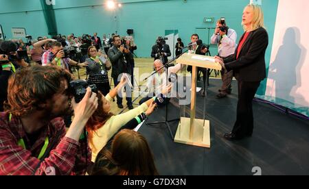 Liz McInnes von Labour feiert ihren Sieg nach der Zählung für die Nachwahl der Wahlkreise Heywood und Middleton im Sportdorf Heywood, Heywood, Greater Manchester. Stockfoto