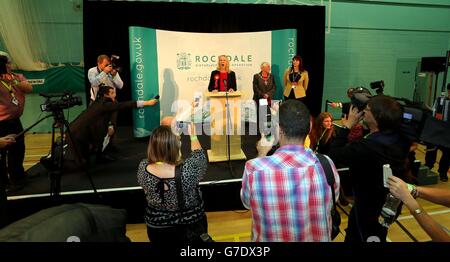 Liz McInnes von Labour feiert ihren Sieg nach der Zählung für die Nachwahl der Wahlkreise Heywood und Middleton im Sportdorf Heywood, Heywood, Greater Manchester. Stockfoto