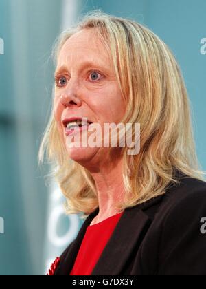 Liz McInnes von Labour feiert ihren Sieg nach der Zählung für die Nachwahl der Wahlkreise Heywood und Middleton im Sportdorf Heywood, Heywood, Greater Manchester. Stockfoto