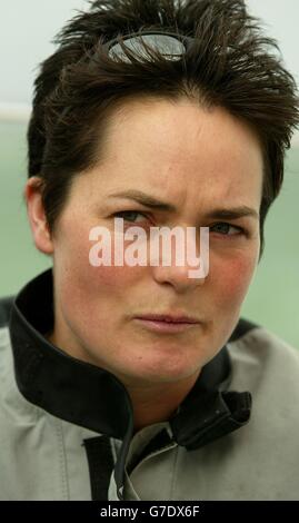 Um die Welt segelt die Segelfrau Ellen MacArthur an Bord ihres 75 ft Triamaran B&Q in Lorient, Frankreich. Das Boot wird ihr Zuhause sein für 70 Tage, wenn sie hofft, nur die zweite Person zu werden, die jemals eine mehrflügelige Yacht rund um den Globus segelt, non-stop im November. 07/12/04: Yachtfrau Ellen MacArthur, die einen neuen Maßstab gesetzt hat Dienstag, 7. Dezember 2004, für die schnellste Zeit, um den Äquator als Teil ihres Solo rund-um-die-Welt-Segelversuch zu überqueren. Der 28-Jährige aus Cowes, Isle of Wight, überquerte den Äquator acht Tage, 16 Stunden und 20 Minuten, nachdem er am November aus Ushant, Frankreich, aufbrachen Stockfoto