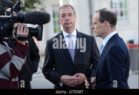 UKIP-Führer Nigel Farage nimmt heute Morgen nach dem Wahlsieg gestern Abend an einem TV-Interview mit dem politischen Redakteur der BBC News Assistant Norman Smith in Clacton Teil. Stockfoto