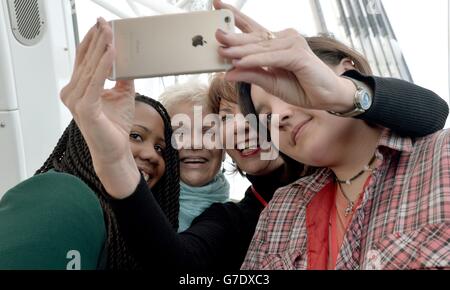Julie Walters und Kathy Lette posieren für ein Selfie, während sie Mädchen der Dunraven School in Streatham auf dem London Eye im Rahmen der Aktivitäten des Southbank Centre anlässlich des dritten UN International Day of the Girl in London betreuen. Stockfoto