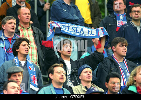 Chelsea-Fans zeigen ihre Unterstützung beim Pokalspiel gegen Viktoria Zizkov. Stockfoto