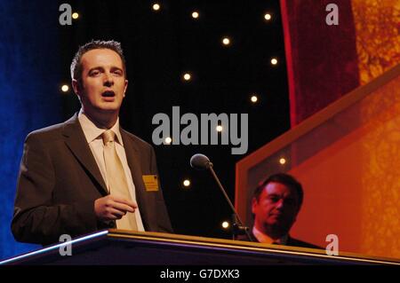 Lehrer Christopher harte von der St. Robert of Newminster Roman Catholic School in Washington, Tyne and Wear, erhält den Teacher Training Agency Award for Outstanding New Teacher bei den Teaching Awards 2004 im Palace Theatre im Zentrum von London. Die Preise, die nun bereits zum sechsten Mal verliehen wurden, wurden vom Sender Eamonn Holmes ausgerichtet und erhielten insgesamt zehn Auszeichnungen, wobei der Award for Lifetime Achievement der prestigeträchtigste von ihnen war. Stockfoto