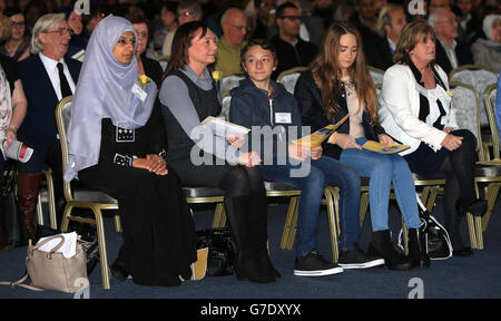 Barbara Henning (zweite links), die Ehefrau von Alan Henning mit ihren Kindern Adam und Lucy, sitzt vor Beginn des Gedenkgottesdienstes für die ermordete britische Geisel in der ersten Reihe des British Muslim Heritage Centre in Manchester. Stockfoto