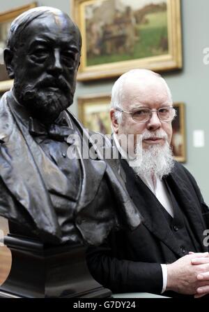 Der Künstler Sir Peter Blake posiert mit einer Büste von Sir Henry Tate während einer Fotoausstellung, um den Start einer neuen Initiative zur Erhaltung und Entwicklung der Sammlung von Tate im Namen der Nation mit einem Engagement von bedeutenden Werken in der Tate Britain in London zu markieren. Stockfoto