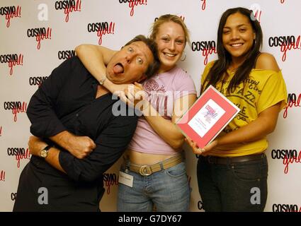 DJ Neil Fox und TV-Moderatorin Miquita Oliver (rechts) mit Gewinner des Championpreises Sally Arnold, 17, aus Bristol während der CosmoGIRL! Auszeichnungen des Jahres beim Capital Radio am Leicester Square in London. Die Auszeichnungen würdigen und belohnen Jugendliche, die in ihren Gemeinden etwas bewegen. Sally ist der zweifache amtierende britische National Judo Champion (unter 19) und auch Youth British National Champion. Stockfoto