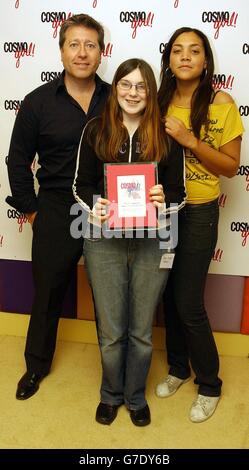 DJ Neil Fox und TV-Moderatorin Miquita Oliver (rechts) mit Gewinner des Campaigner Award Zara-Jayne Arnold, 17, aus Romford während der CosmoGIRL! Auszeichnungen des Jahres beim Capital Radio auf dem Londoner Leicester Square. Die Auszeichnungen würdigen und belohnen Jugendliche, die in ihren Gemeinden etwas bewegen. Zara-Jayne hat einen Zustand, der Ladung genannt wird, der teilweisen Hör- und Sehverlust und Gleichgewichtsprobleme verursacht. Sie hat sich schon früh für eine Sensibilisierung eingesetzt und 2002 dem Unterhaus die Charta der Vereinten Nationen für die Rechte von Behinderten vorgelegt. Stockfoto