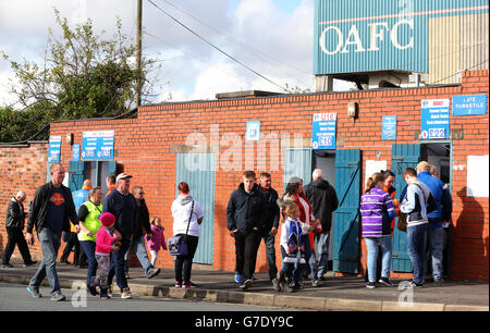 Fans machen sich während des Sky Bet League One Spiels im Boundary Park, Oldham, durch die Drehkreuze. Stockfoto