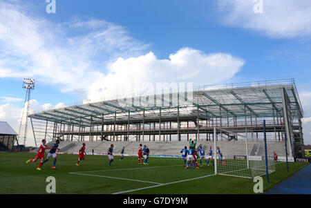 Gesamtansicht der Action vor dem neuen Stand während des Sky Bet League One Spiels im Boundary Park, Oldham. Stockfoto