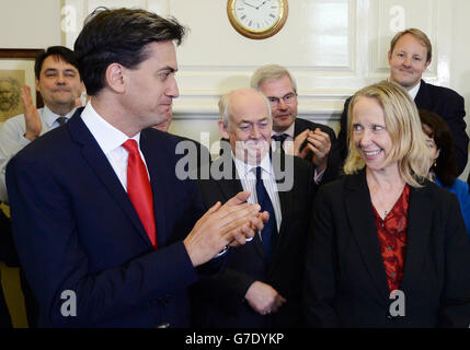 Der Vorsitzende der Labour Party, Ed Miliband, begrüßt die neu gewählte Abgeordnete von Heywood und Middleton Liz McInnes im Londoner Unterhaus. Stockfoto