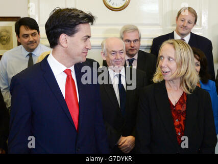 Der Vorsitzende der Labour Party, Ed Miliband, begrüßt die neu gewählte Abgeordnete von Heywood und Middleton Liz McInnes im Londoner Unterhaus. Stockfoto