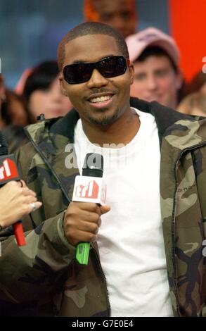 Der amerikanische Hip-Hop-Künstler NAS bei seinem Gastauftritt auf MTV TRL UK, der in den MTV Studios am Londoner Leicester Square stattfand. Stockfoto