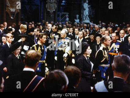 Königin Elizabeth II. Und dem Herzog von Edinburgh folgen die Königin Mutter, Prinz Charles und Prinz Edward, die nach dem Trauergottesdienst von Lord Mountbatten die Westminster Abbey verlassen. Stockfoto