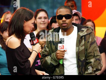 Gastgeber Emma Griffiths mit dem amerikanischen Hip-Hop-Künstler NAS während seines Gastauftritts auf MTV TRL UK, gehalten in den MTV Studios in London Leicester Square. Stockfoto