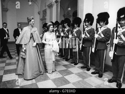 Königin Elisabeth II. Mit Königin Margrethe von Dänemark bei einem Staatsbankett im Schloss Christiansborg, Kopenhagen. Stockfoto