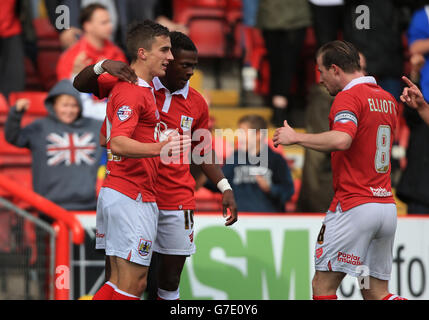 Joe Bryan (links) von Bristol City feiert mit Kieran Agard und Wade Elliott (rechts), nachdem Ian Evatt von Chesterfield einen eigenen erzielt hat Ziel Stockfoto