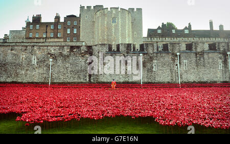 Königin besucht Tower of London Stockfoto