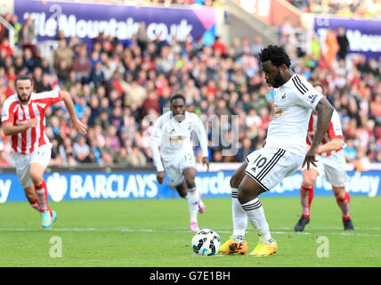 Der Wilfried Bony von Swansea City erzielt das erste Tor seiner Seite Das Spiel Stockfoto