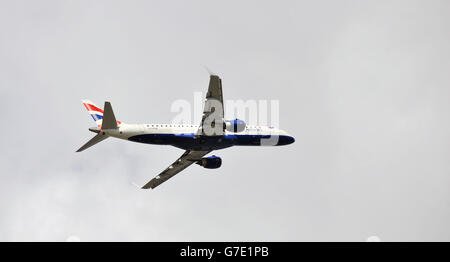 Ein Embraer EMB-190 Jet von British Airways (BA CityFlyer) hebt vom London City Airport im Osten Londons ab. Stockfoto