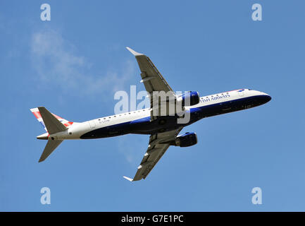 British Airways Stock - London. Ein Embraer EMB-190 Jet von British Airways (BA CityFlyer) hebt vom London City Airport im Osten Londons ab. Stockfoto