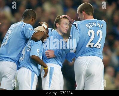 Willo Flood von Manchester City (Mitte rechts) wird von Sylvain Distin, Shaun Wright-Phillips und Richard Dunne zum Tor in der ersten Liga im Barclays Premiership-Spiel gegen Norwich City im City of Manchester Stadium, Manchester, gratuliert. Stockfoto