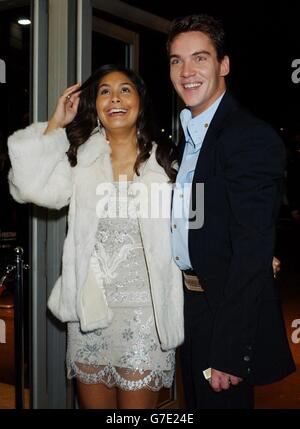 Star des Films Jonathan Rhys Meyers und seine Freundin Reena Hammer kommen zur Galavorführung von Vanity Fair im Odeon West End am Leicester Square im Zentrum von London im Rahmen des Times bfi London Film Festival. Stockfoto