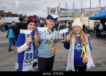 Everton-Fans zeigen vor dem Stadion Unterstützung für ihr Team, bevor sie während des Spiels der Barclays Premier League im Goodison Park, Liverpool, starten. DRÜCKEN SIE VERBANDSFOTO. Bilddatum: Samstag, 18. Oktober 2014. Siehe PA Geschichte FUSSBALL Everton. Das Foto sollte Peter Byrne/PA Wire lauten. Maximal 45 Bilder während eines Matches. Keine Videoemulation oder Promotion als „live“. Keine Verwendung in Spielen, Wettbewerben, Werbeartikeln, Wetten oder Einzelclub-/Spielerdiensten. Keine Verwendung mit inoffiziellen Audio-, Video-, Daten-, Spiele- oder Club/League-Logos. Stockfoto