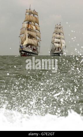 Die identischen Großschiffe Prince William (rechts) und Stavros S Niarchos stehen auf dem Solent. Die 60 Meter langen, zweimastigen Briggs mit 36 Segeln bestritten auf einem 15 Meilen langen Kurs den prestigeträchtigen Tall Ships Challenge Cup, der derzeit von Prince William ausgetragen wird. Die Rennen sind einzigartig, weil die beiden Schiffe, die der Tall Ships Youth Trust gehören, die einzigen identischen Großschiffe im Einsatz sind. Die Rennergebnisse sind also auf die Seemannschaft und die Fähigkeiten jedes Kapitäns und ihrer Crews zurück zu legen. Stockfoto