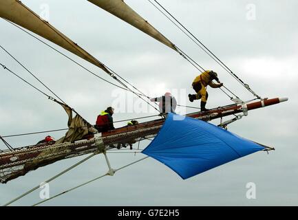 Crew-Mitglieder an Bord des Großschiffs Prince William arbeiten auf dem Bugsprit, während sie mit ihrem Schwesterschiff Stavros S Niarchos auf dem Solent mitfahren. Die 60 Meter langen, zweimastigen Briggs mit 36 Segeln bestritten auf einem 15 Meilen langen Kurs den prestigeträchtigen Tall Ships Challenge Cup, der derzeit von Prince William ausgetragen wird. Die Rennen sind einzigartig, weil die beiden Schiffe, die der Tall Ships Youth Trust gehören, die einzigen identischen Großschiffe im Einsatz sind. Die Ergebnisse des Rennens sind also auf die Seemannschaft und die Fähigkeiten jedes Kapitäns und seiner Mannschaften zurück zu legen. Stockfoto