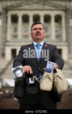 John Teggart, dessen Vater 1971 von Soldaten während eines Zwischenfalls, der als Massaker von Ballymurphy bezeichnet wird, während eines Aktionstages mit dem Titel „in ihren Fußstapfen“ in Stormont, Belfast, Wo Hinterbliebene Aktivisten die Schuhe der Opfer auf den Stufen der Parlamentsgebäude mit einer Notiz oder einem Foto hinlegten, auf der der Mord ihres geliebten Menschen beschrieben ist. Stockfoto