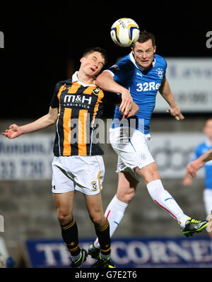 Jon Daly von Ranger fordert Lewis Barr von East Fife während des Petrofac Training Cup Halbfinalmatches im New Bayview Stadium, Leven. Stockfoto