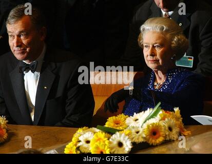 Die britische Königin Elizabeth II. Und Bundespräsident Kohler sehen sich während ihres dreitägigen Staatsbesuchs in Deutschland ein Konzert in der Berliner Philharmonie an. Stockfoto