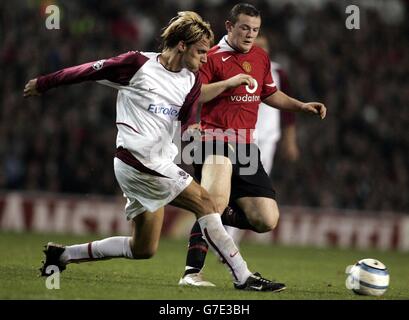 Wayne Rooney von Manchester United fordert Radoslav Kovac von AC Sparta Prag während des UEFA Champions League-, Gruppen-D-Spiels in Old Trafford, Manchester, heraus. Stockfoto