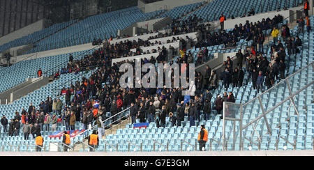 Die Zuschauer beobachten das Spiel von den Tribünen in der Arena aus Khimki Stockfoto