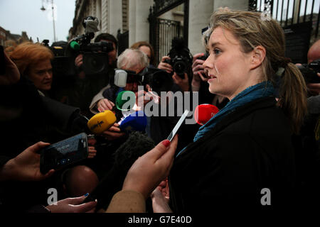 Die Missbrauchsüberlebende Mairia Cahill spricht vor einem Treffen mit Taoiseach Enda Kenny in Regierungsgebäuden in Dublin über die Vorwürfe, dass sie von der IRA verhört wurde, nachdem sie behauptet hatte, von einem Mitglied der Terrorgruppe missbraucht worden zu sein. Stockfoto