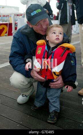 Um die Welt der Segler Mike Golding aus Southampton sagt Auf Wiedersehen zu seinem Sohn Soren in Les Sables d'Olonne, Frankreich, kurz bevor er absegelt, um im zermürbenden Vendee Globe zu konkurrieren, einer einhändigen Non-Stop-Umrundung des Planeten, die drei Monate dauern wird. Stockfoto