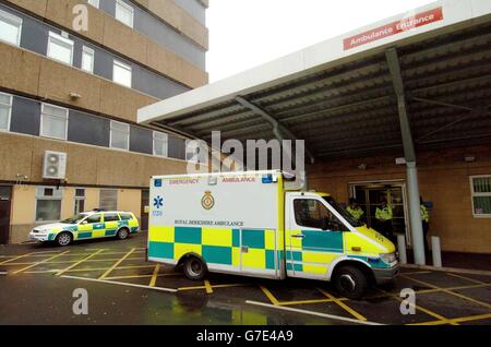 Ein Krankenwagen parkte vor dem Royal Berkshire Hospital in Reading, wo die Opfer des tödlichen Eisenbahnunglück von gestern eingeliefert wurden. Sechs Menschen wurden getötet und 11 schwer verletzt, nachdem ein Hochgeschwindigkeitszug auf einem Bahnübergang ein Auto getroffen und entgleist hatte. Stockfoto