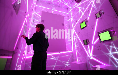 Ein Techniker überprüft die Web-Story-Box in der Information Age-Galerie im Science Museum im Zentrum von London, einer neuen Galerie, die der Geschichte der Information und Kommunikation gewidmet ist. Stockfoto