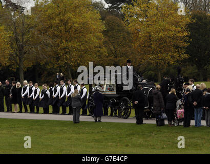 Die Begräbniskette des 11. Duke of Marlborough, John Spencer-Churchill, verlässt den Blenheim Palace mit Mitarbeitern und örtlichen Schulkindern auf dem Weg zur Pfarrkirche St. Magdalene, Woodstock, Oxfordshire. Stockfoto