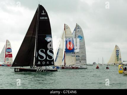 Um die Welt segeln Alex Thomson von Gosport auf Hugo Boss (am nächsten), Conrad Humphreys auf Hollomoto (Mitte) und Mike Golding aus Southampton an Bord seiner 60 Fuß langen Yacht Ecover, die zu Beginn des zermürbenden Vendee Globe nach Les Sables d'Olonne, Frankreich, fahren. Eine einhändige, ununterbrochende Umrundung des Planeten, die drei Monate dauern wird. Stockfoto