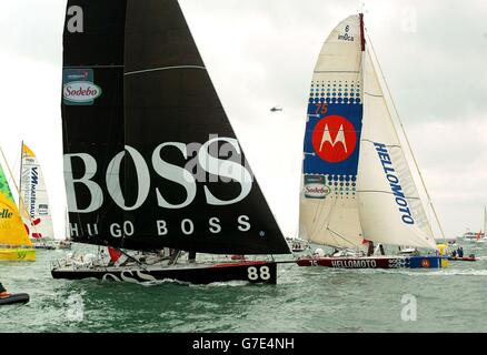 Um die Welt die Segler Alex Thomson von Gosport auf Hugo Boss und Conrad Humphreys auf Hollomoto begeben sich heute zu Beginn des zermürbenden Vendee Globe, einer einhändigen, ununterbrochten Umrundung des Planeten, die drei Monate dauern wird, auf den offenen Ozean, als sie Les Sables d'Olonne, Frankreich verlassen. Stockfoto