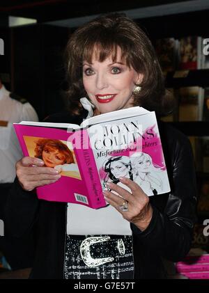 Die Schauspielerin und Novellistin Joan Collins während eines Ladenauftritts in Harrods in Knightsbridge, im Zentrum von London, um Kopien ihres neuesten Buches 'Mistocks Tochter' zu unterschreiben. Stockfoto